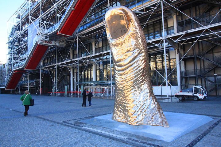 Les Bronzes d'Industrie - Kunstgießerei  - Cäsars Daumen, Vorplatz des Centre Pompidou, Paris